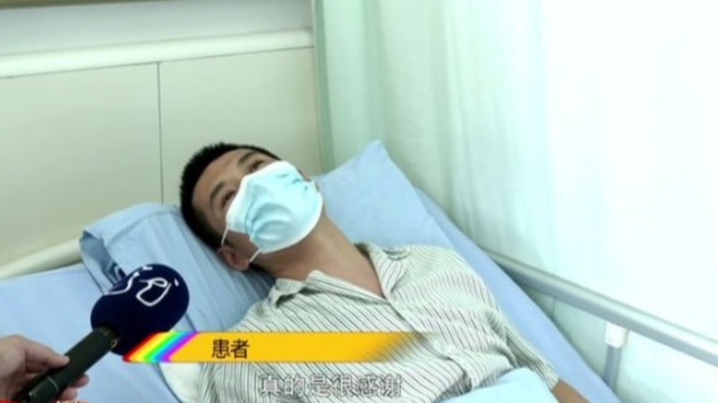男子臥在病床上指醫生把他從死亡線上拉回來。網圖