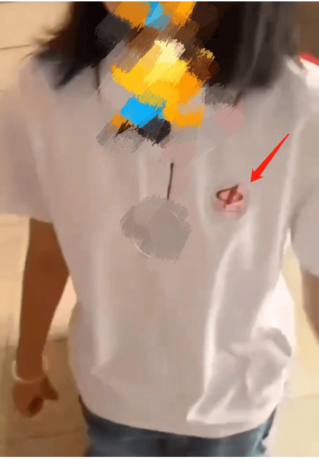 影片拍下女学生校服中的校徽，证实是广宁第一中学。