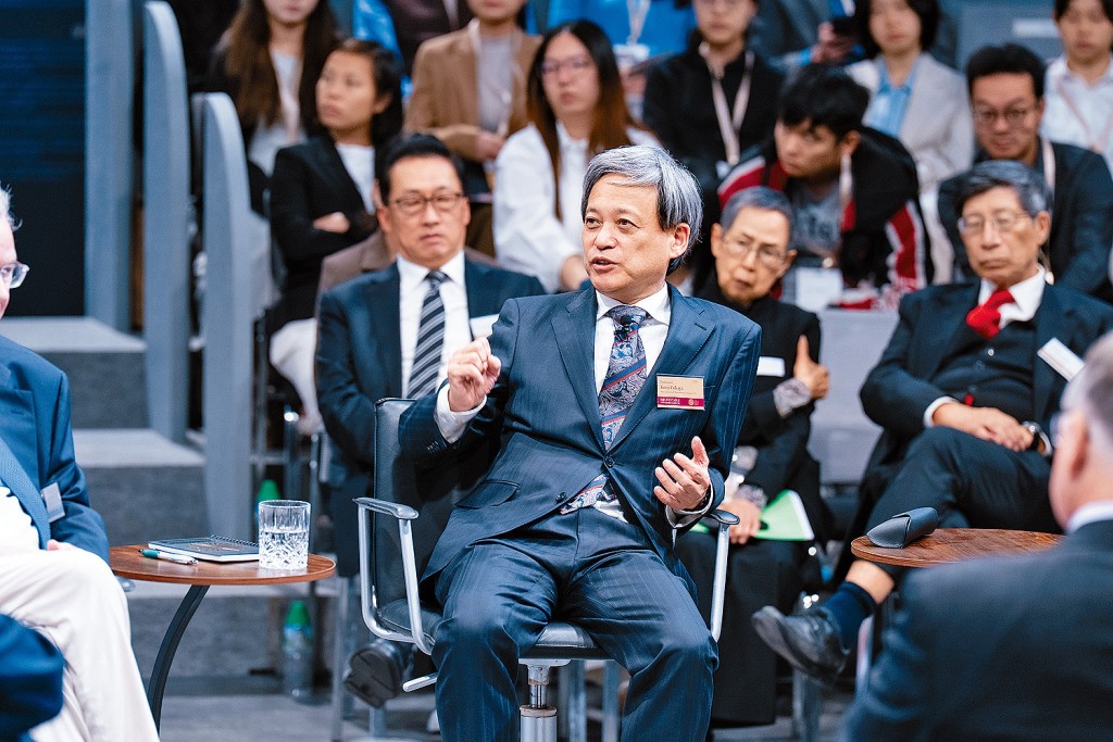 數學科學獎得主深谷賢治教授強調需要有熱誠與對研究有興趣才會獲得創意。 數學科學獎得主深谷賢治教授強調需要有熱誠與對研究有興趣才會獲得創意。