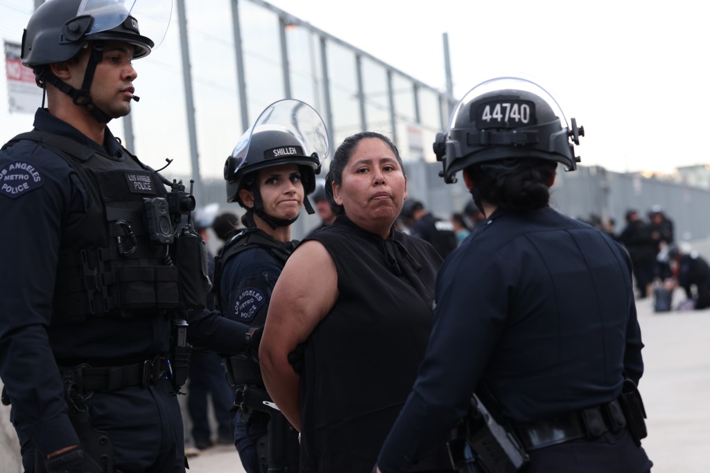 全美爆發「No Kings」示威，洛杉磯有示威者被捕。美聯社