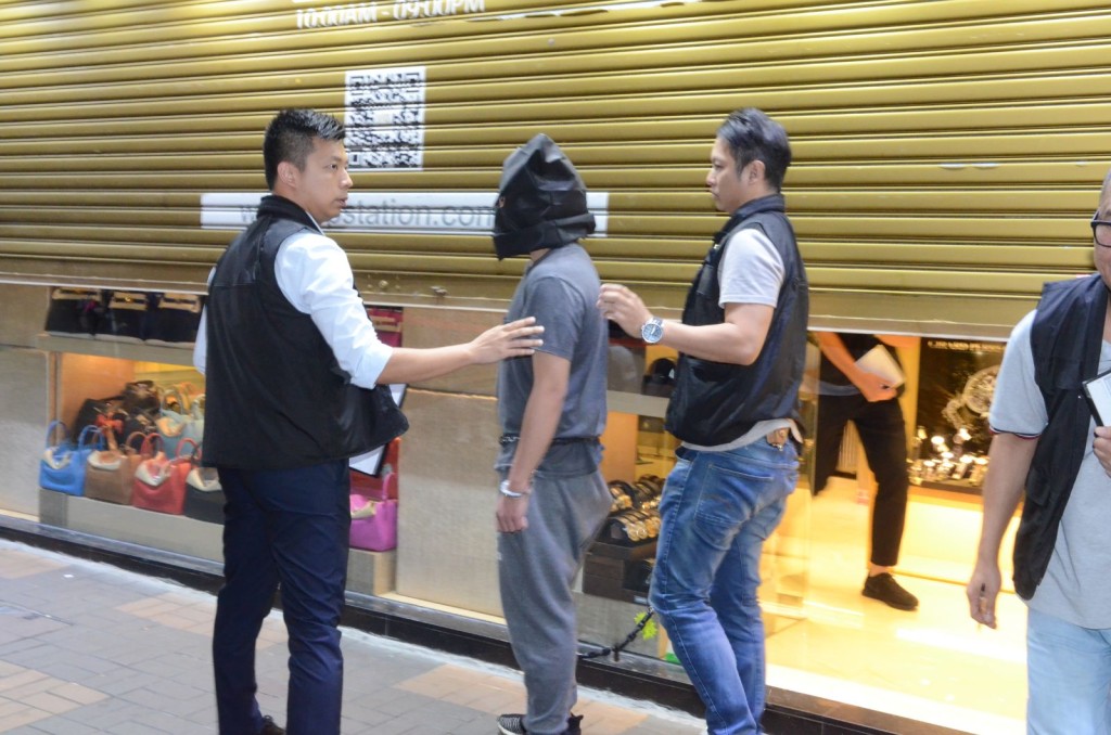 警方押解疑犯到海防道鐘錶珠寶店劫案重組案情