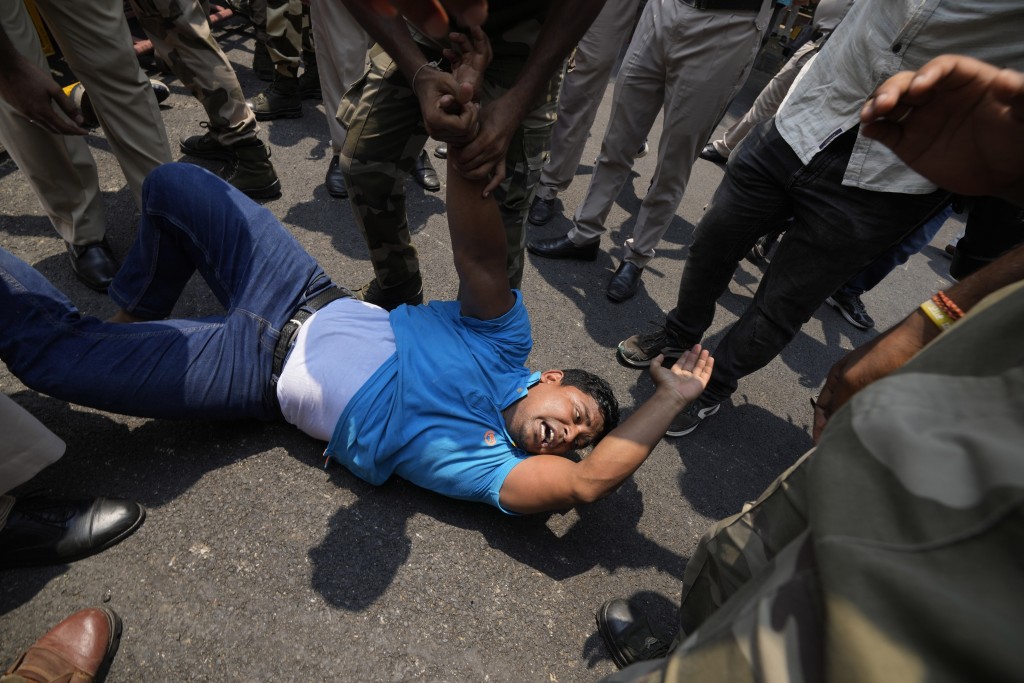 印度新德里議會大廈附近的抗議活動中，警察拘留了印度國大黨青年翼的一名成員。AP
