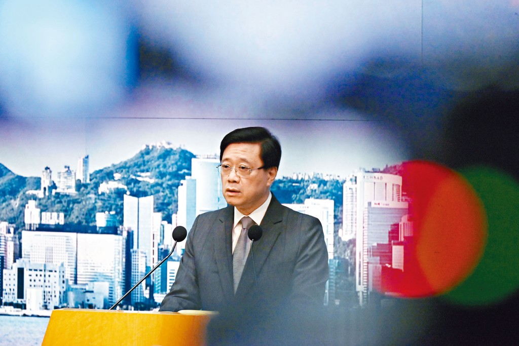 行政長官李家超表示,特區政府會用盡一切合法手段追捕被通緝人士。