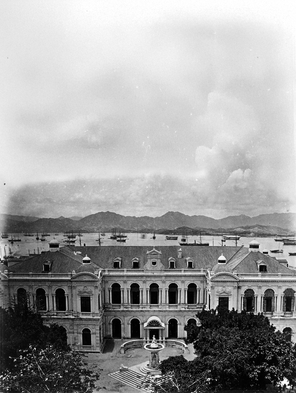大會堂在 1884 年舉行了一場會議,發起成立香港賽馬會。* 大會堂在 1884 年舉行了一場會議,發起成立香港賽馬會。*