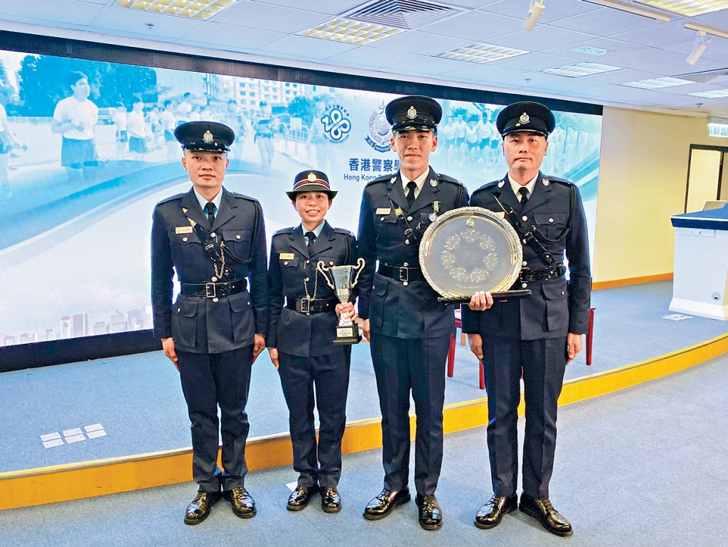警員王增新(左一)、薛富盃得獎者警員林穎欣(左二)、獲得施禮榮盾及榮譽棍的見習督察葉文權(右二)及見習督察梁浩釗(右一)。