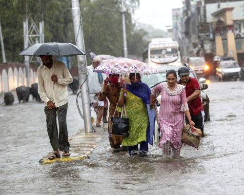 印度多地雷暴天氣，68人遭雷擊身亡。AP圖片