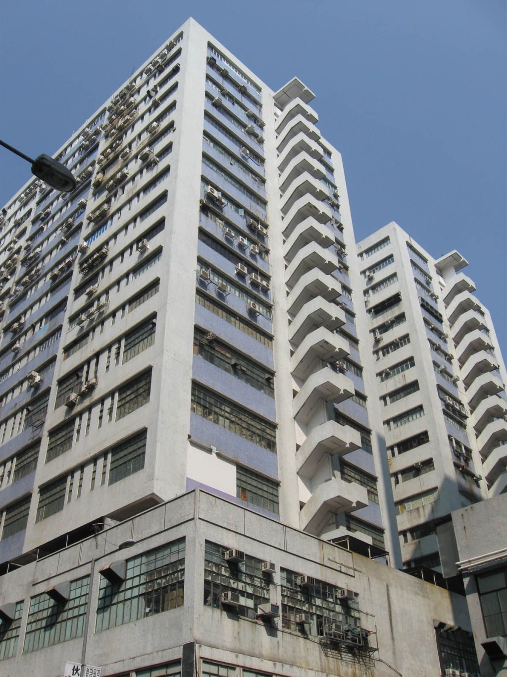 丰盛工业中心B座中层相连单位,建筑面积约10445方呎,意向价约2599万,意向月租约10.24万。 丰盛工业中心B座中层相连单位,建筑面积约10445方呎,意向价约2599万,意向月租约10.24万。