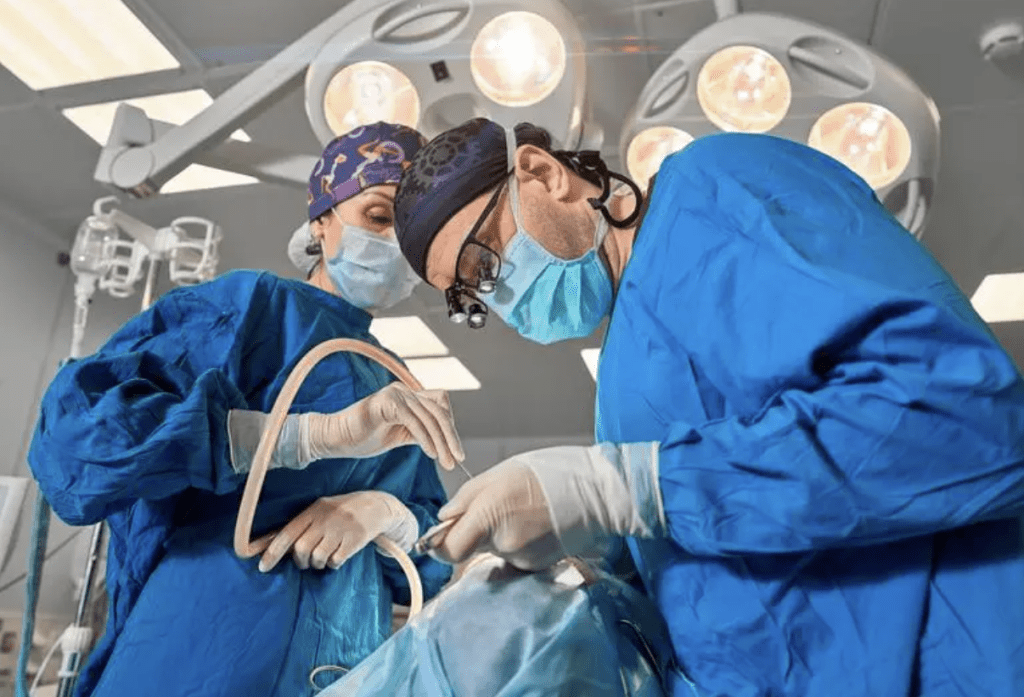 當地警方初期以涉嫌「過失致死」偵辦主刀及助理醫生，惟最新驗屍報告令案情出現大反轉。路透社/示意圖