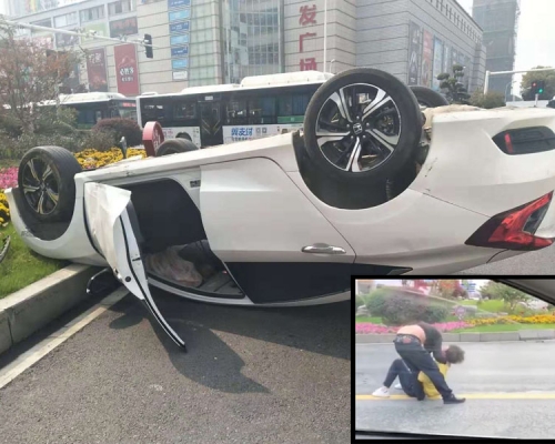 情侣吵架猛打軚盘，致汽车360度翻转，躺倒在十字路口，下车后还在纠缠。（网图）