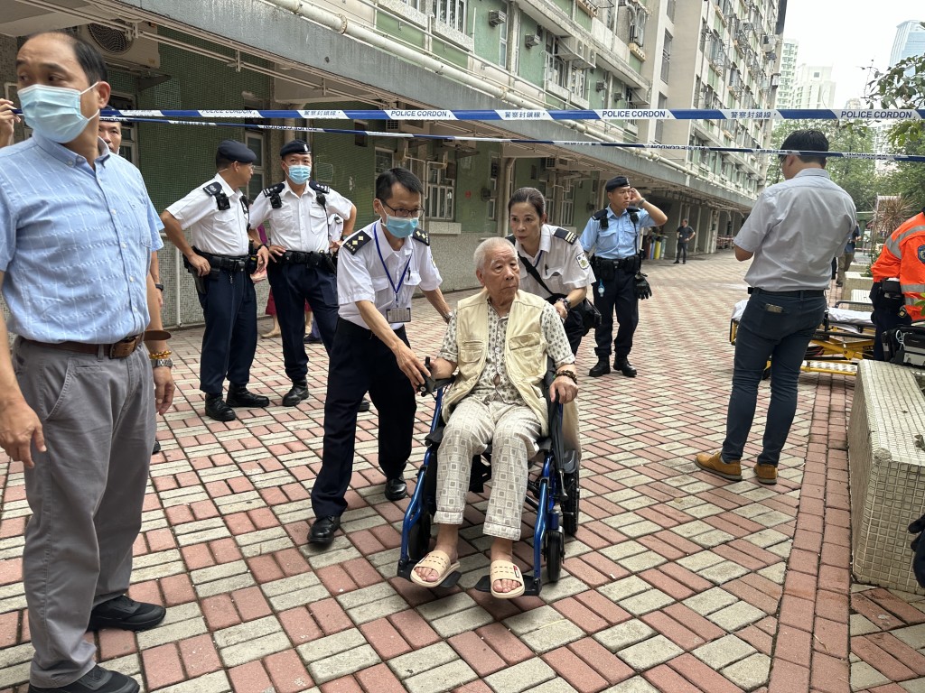 有老人家坐轮椅疏散。徐裕民摄