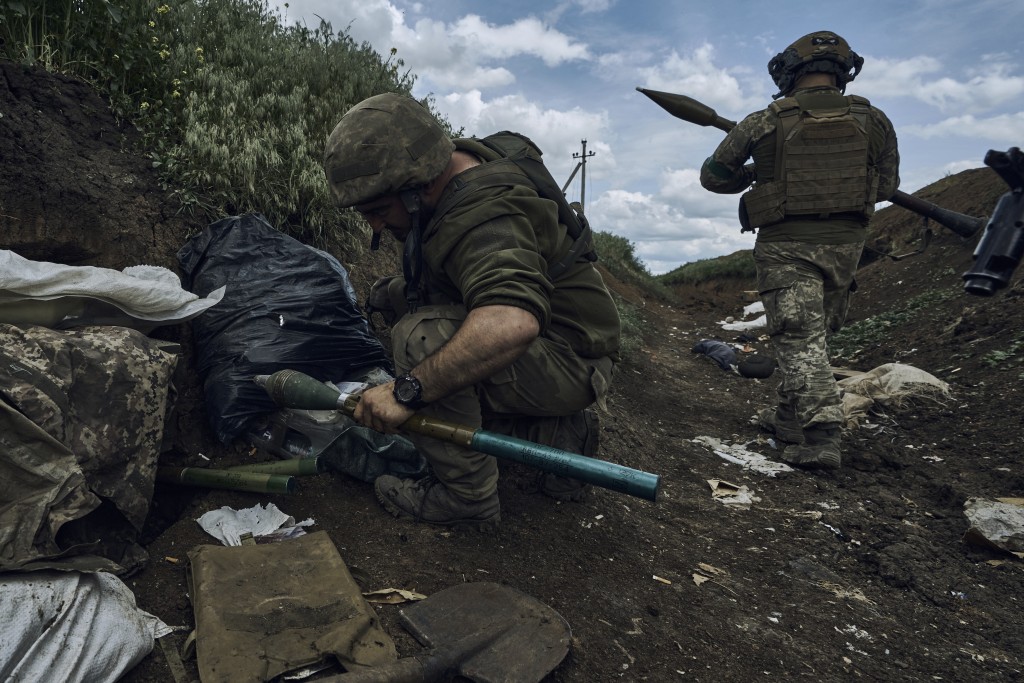 乌军近日反攻再传报捷，副国防部长称已收复东部7个村落。   美联社照片