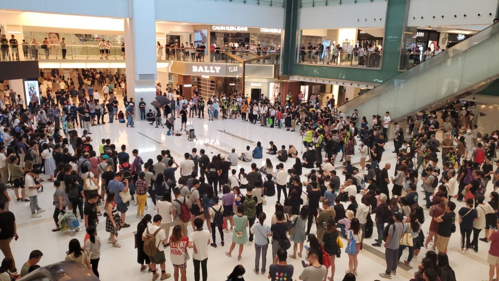 新城市廣場仍然有人群聚集。