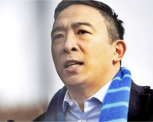 紐約市長候選人楊安澤於渡輪上制止一宗襲擊記者事件。AP