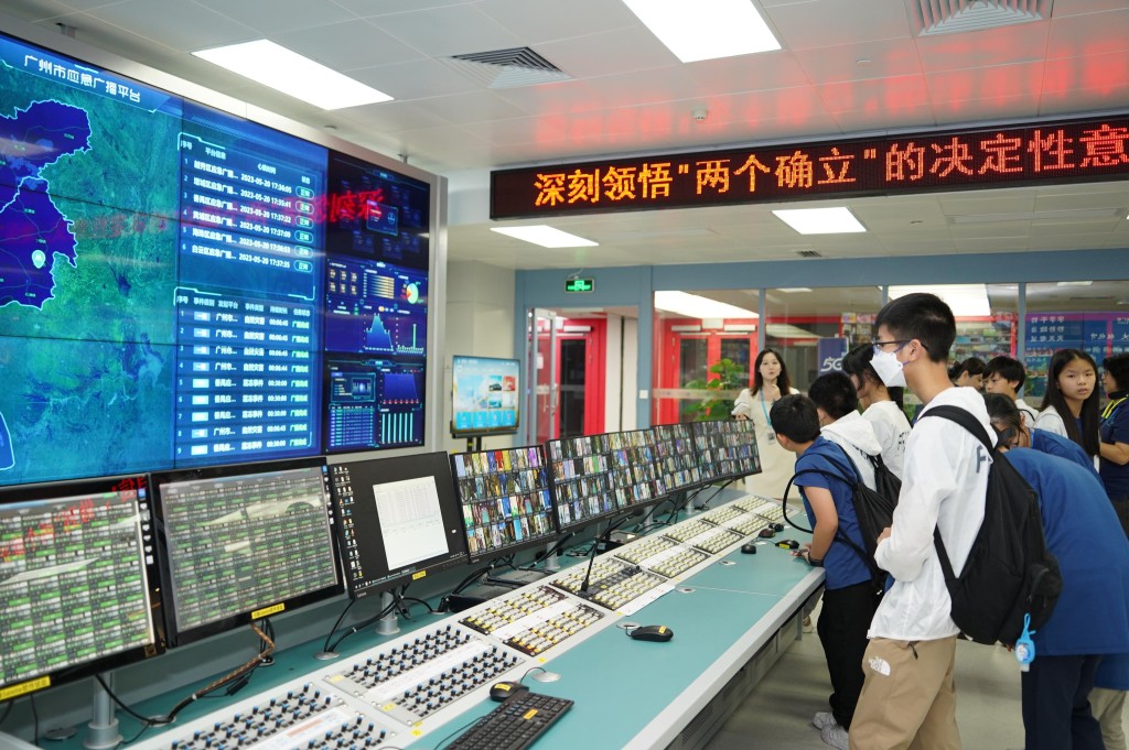 少讯剑击队参观广州国际媒体港的广州广播电视台，包括新闻演播厅、全媒体指挥调度中心、播控中心，5G技术展示区等等。