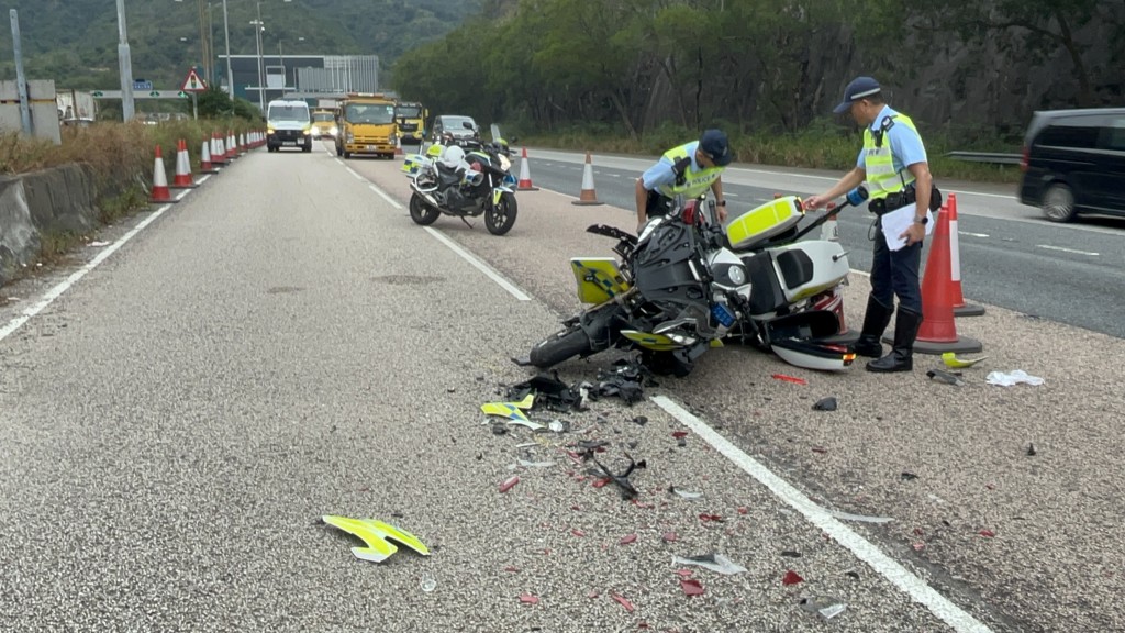電單車路中翻側,零件散滿地。楊偉亨攝 電單車路中翻側,零件散滿地。楊偉亨攝