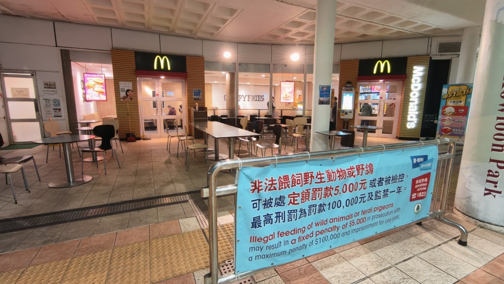 涉事快餐店未見有野鴿聚集及搶食，但在不遠處則掛有一張「禁止餵飼野鴿」的橫額。黃文威攝