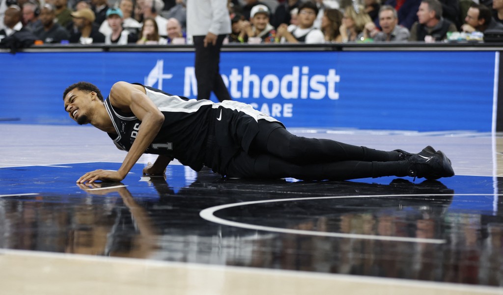 云班耶马一次争抢篮板落地时左膝明显过度伸展倒地。AFP