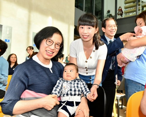 食物及衛生局局長陳肇始呼籲社會各界支持母乳餵哺。 政府圖片