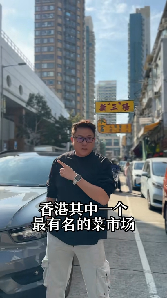 魏駿傑身穿圓領黑色上衣及淺灰色運動長褲。