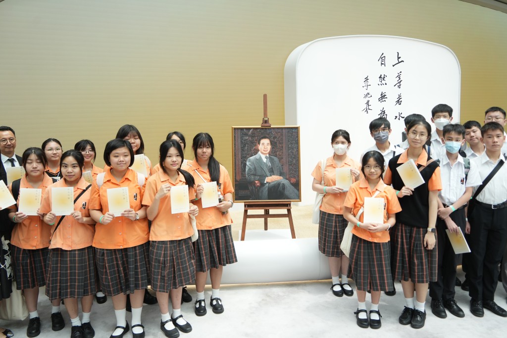 展覽首日開場即人頭湧湧，不少市民前來悼念。