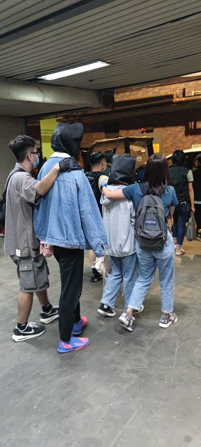 警員拘捕20歲姓李男子(左二)及14歲本地女童(右二)涉嫌「販毒」。 警方提供