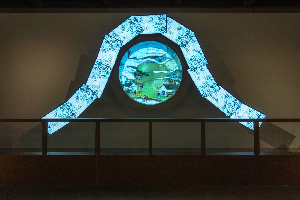 香港故宮文化博物館新展｜多媒體設計師黃智銓從園林建築獲取靈感，其創作的《橋中洞景》能開能合，展開時形似湖上拱橋