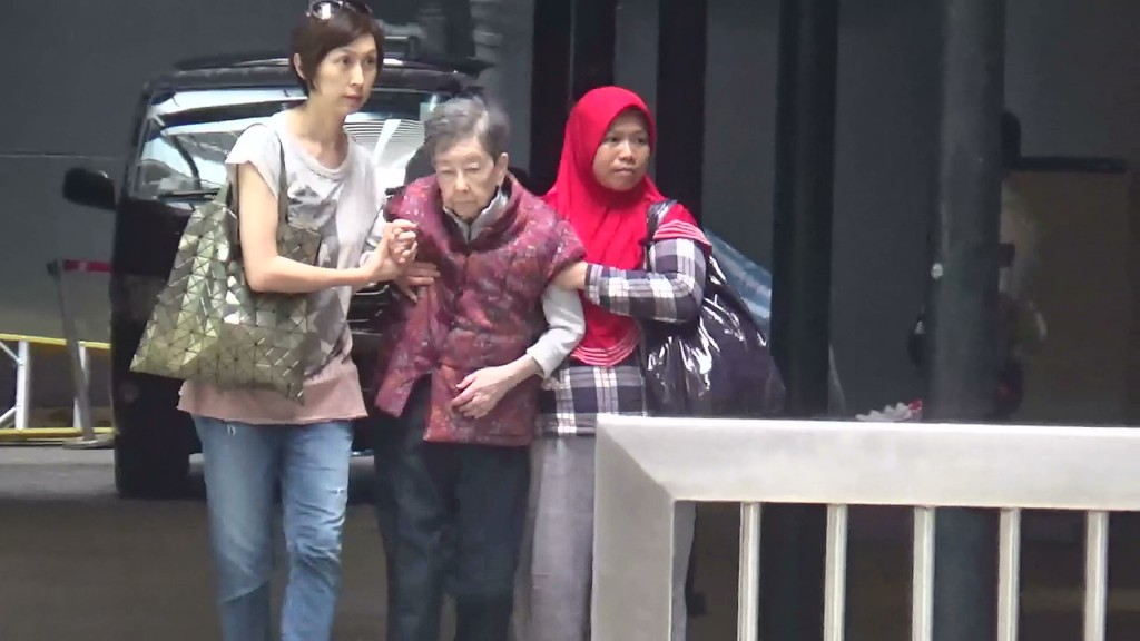 郭蔼明曾被拍到陪奶奶外出睇医生，帮老公照顾妈妈。
