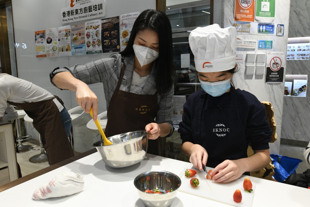 自幼接觸烹飪，讓小朋友學會照顧自己。