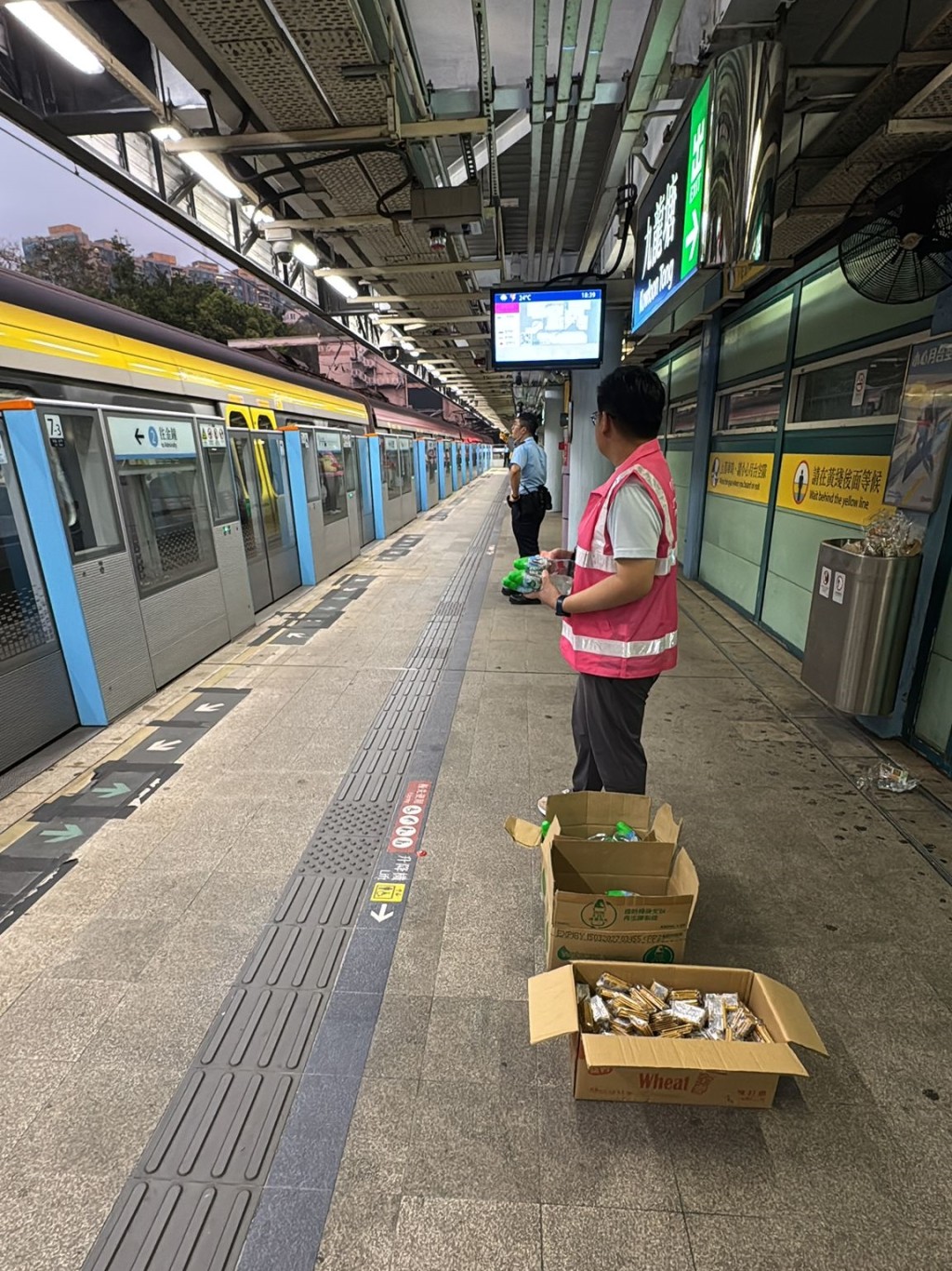 事故期間港鐵向有需要乘客派發水和乾糧。港鐵圖片