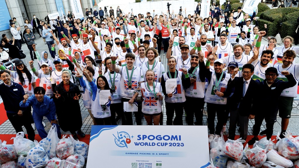 首屆「撿垃圾世界盃」（SpoGomi）活動結束後參賽者與主辦單位人員大合照留念。 路透社