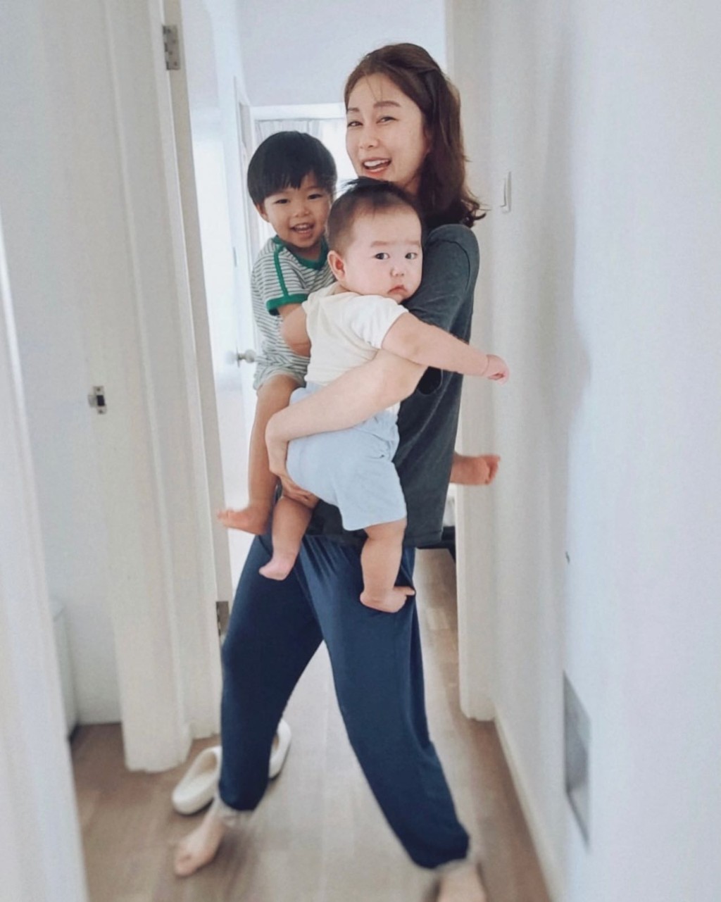 岑丽香现时育有两子，专心凑仔。