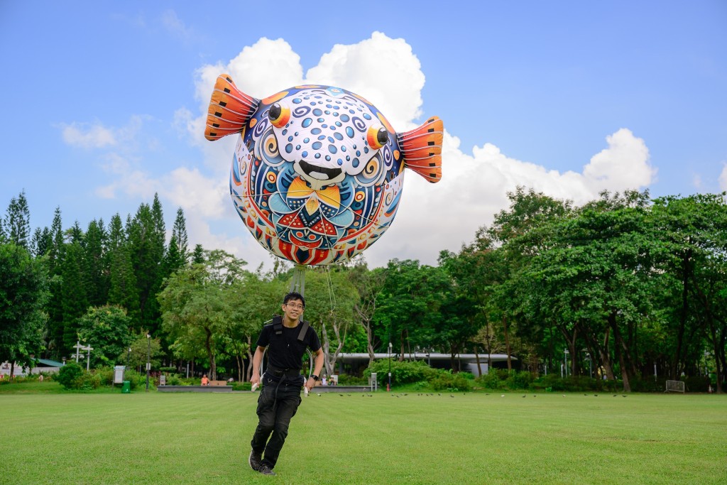 陳詩歷首次運用AI輔助創作可由一人操控的巨型雞泡魚木偶。