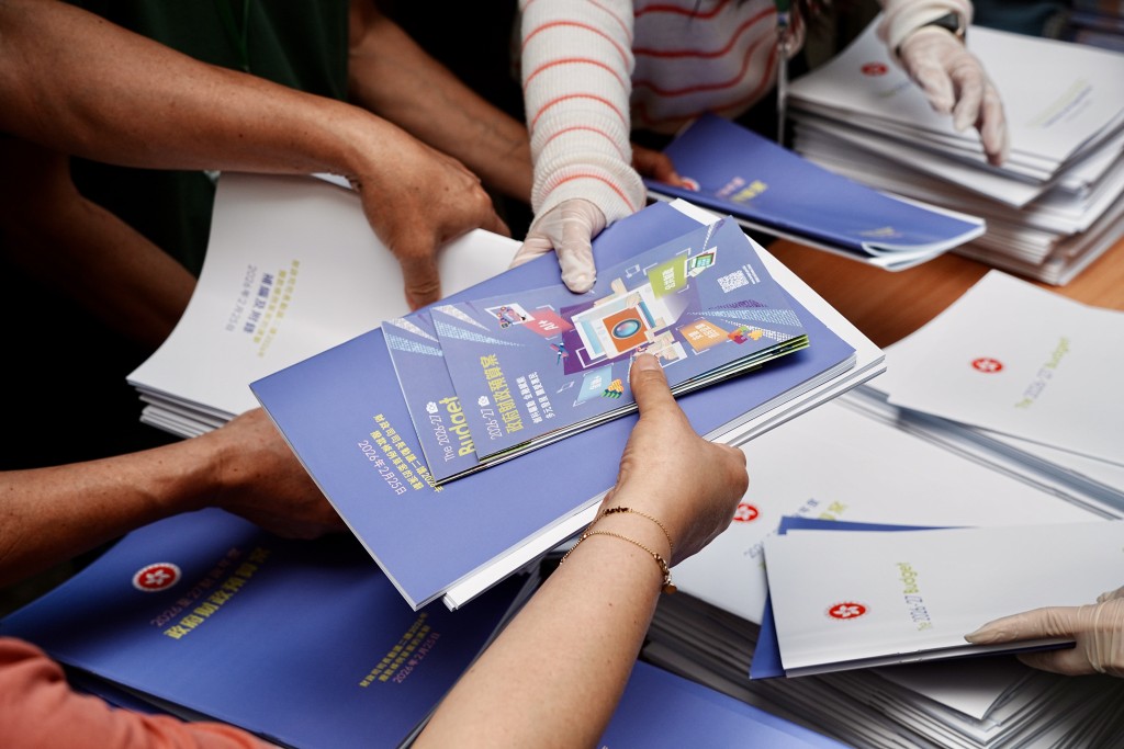 財政司司長陳茂波宣讀新一份《財政預算案》。