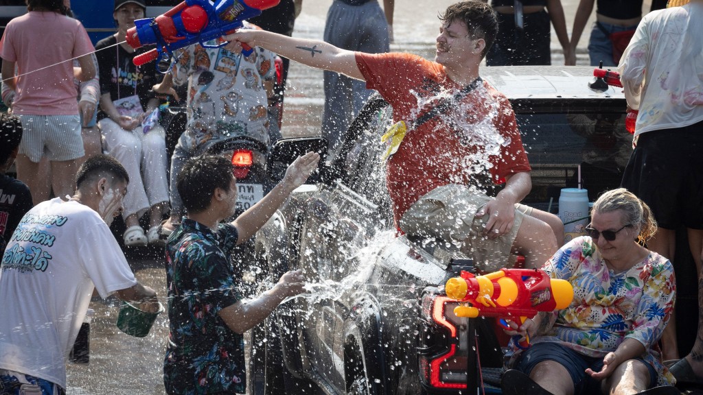 參與泰國潑水節的民眾盡情狂歡。 美聯社 