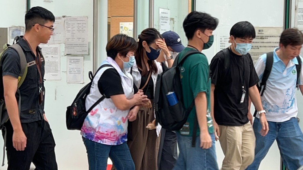 遺孀一臉哀傷,需要攙扶離開。 遺孀一臉哀傷,需要攙扶離開。