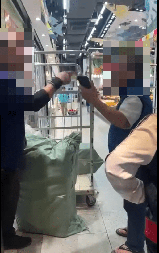 有網民在Threads上發表影片，指調景嶺彩明街市淘寶菜鳥自取點，有老伯因不懂掃「二維碼（QR Code）」取貨，「爆粗」責罵店員。Threads圖片