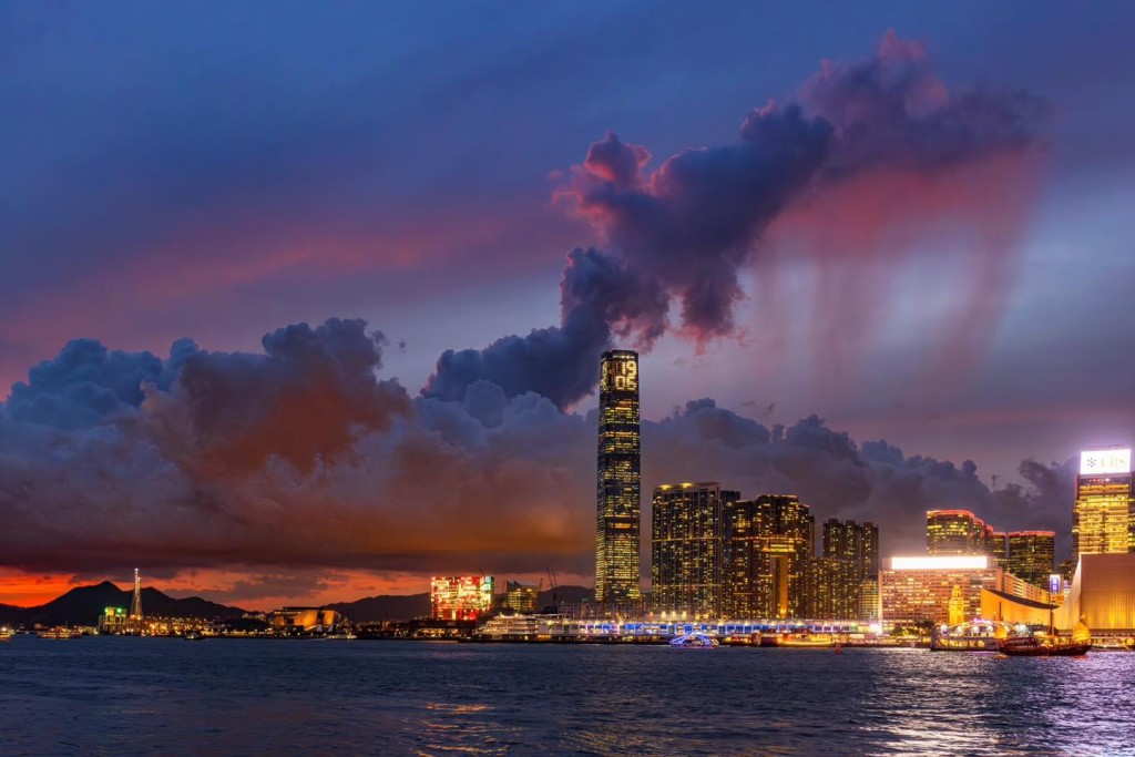 天文台:早幾日有網民捕捉到好似『落紅雨』嘅景象。(香港天文台fb截圖,攝:York Tam / 灣仔海旁 / 2025年8月25日 / #CWOS) 天文台:早幾日有網民捕捉到好似『落紅雨』嘅景象。(香港天文台fb截圖,攝:York Tam / 灣仔海旁 / 2025年8月25日 / #CWOS)