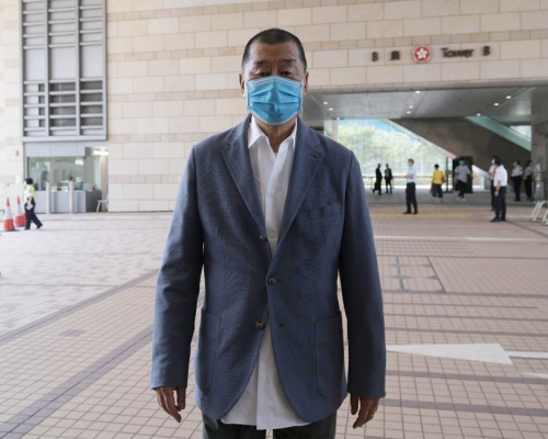 黎智英今早到庭。