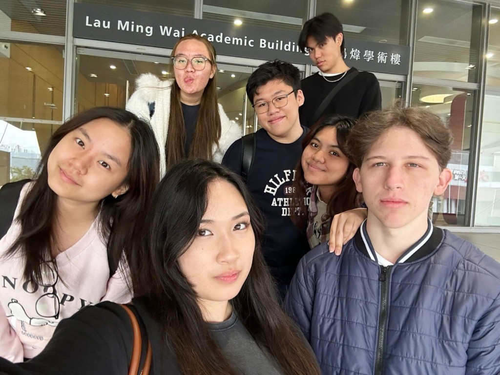 來自哈薩克的Assel Sarzhanova（前排中）是城大學生，她在大學認識來自不同國家的朋友，成功擴闊視野。(圖片來源：城大提供)