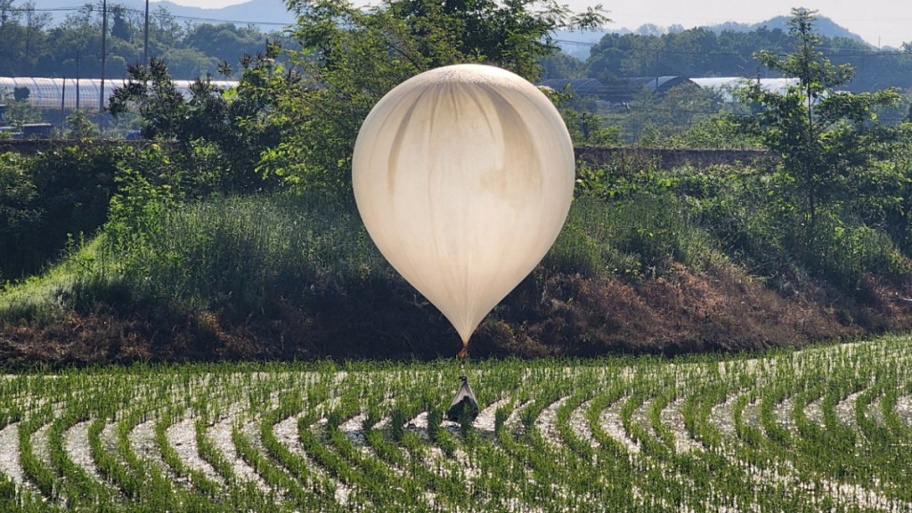 北韓再發680個大便氣球。（路透社）