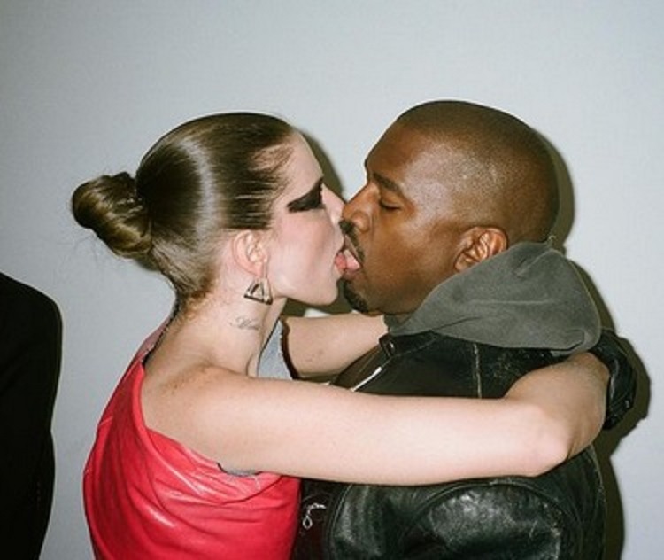 无奈Julia Fox与Kanye West拍拖不足两个月便告分手。