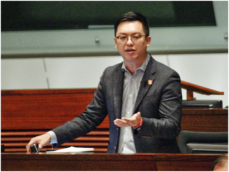 何啟明出任副局長後需提早離任職員一職。資料圖片