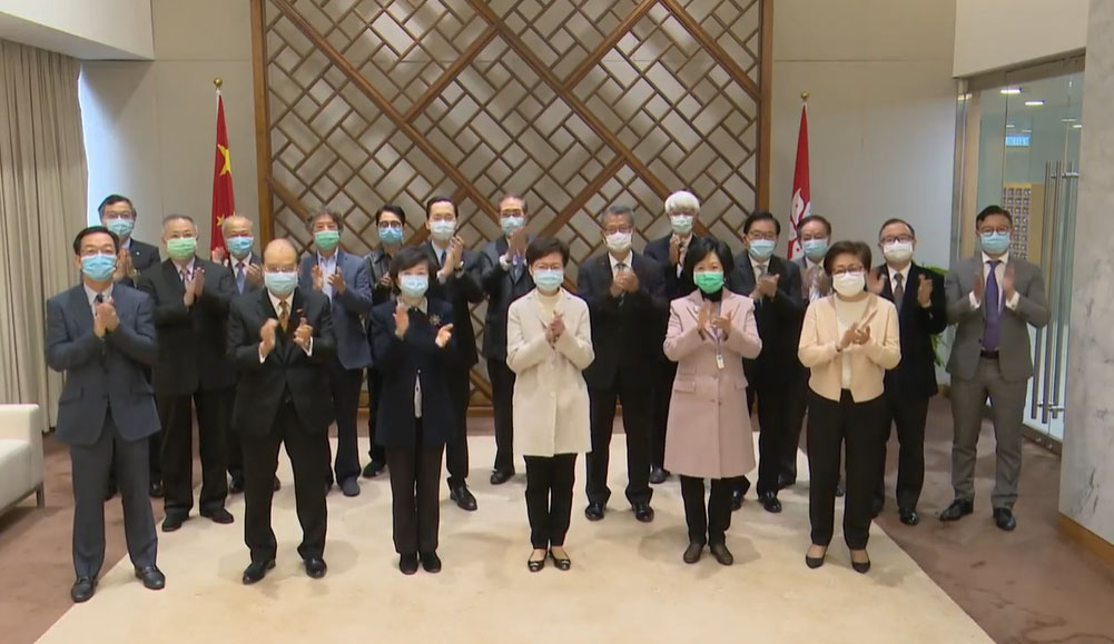 行政會議非官守議員齊鼓掌,向醫護人員致敬。 陳智思Fb影片截圖