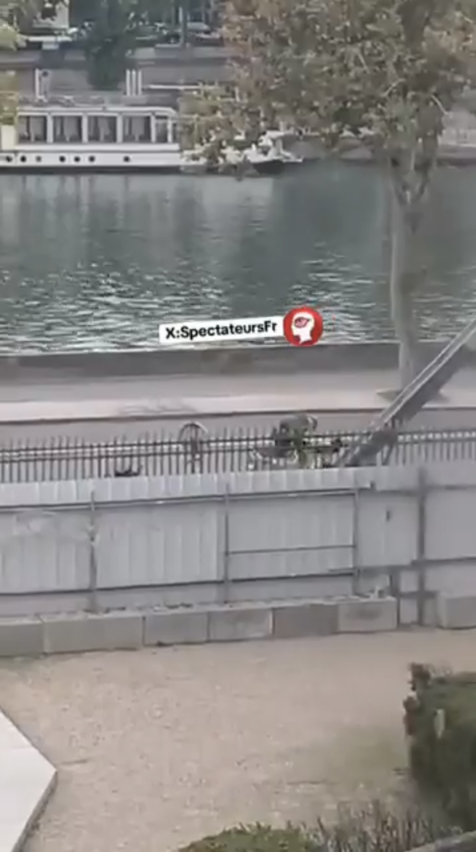 羅浮宮竊賊落地後騎電單車逃跑。 X@SpectateursFr 羅浮宮竊賊落地後騎電單車逃跑。 X@SpectateursFr