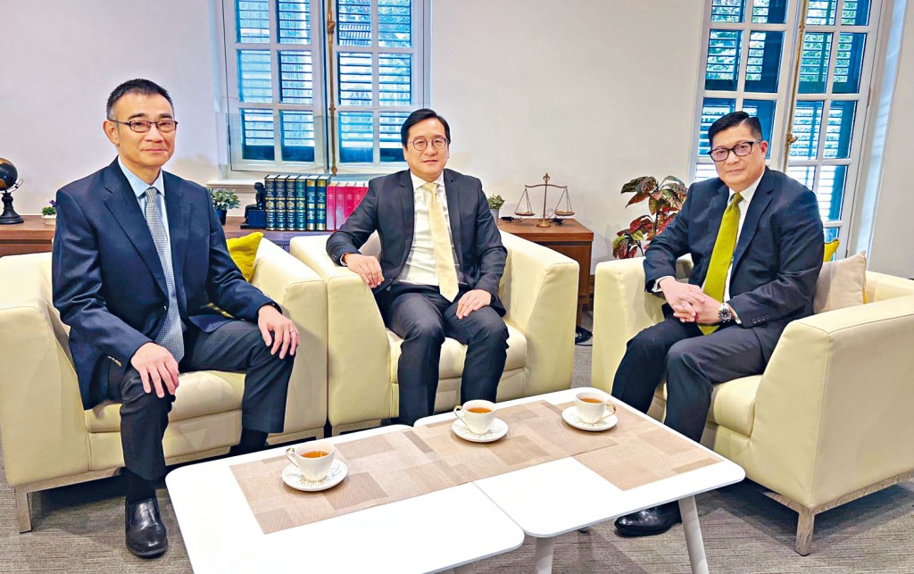 左起:蘇紹聰律師、陳澤銘律師主持的《國安法事件簿》,本集嘉賓為保安局局長鄧炳強。