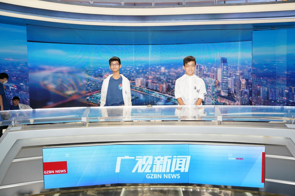 少讯剑击队参观广州国际媒体港的广州广播电视台，更有机会在新闻演播厅踏上主播台感受「小主播」滋味。