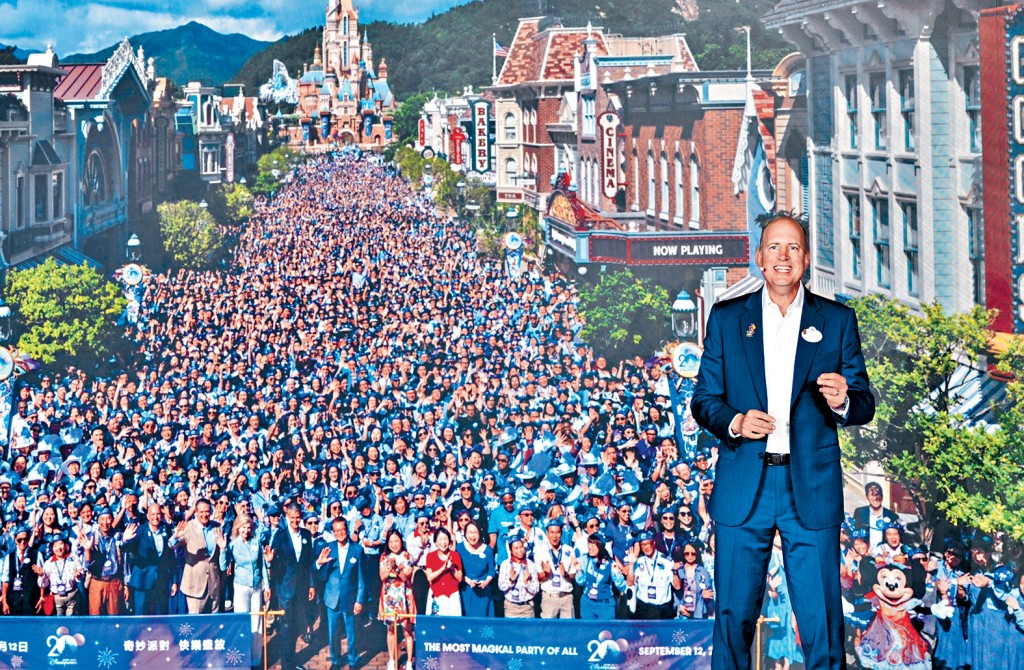 香港迪士尼樂園度假區行政總裁施保添指，去年本港經歷多次極端天氣，訪港旅客出行模式和到訪意欲均受影響。