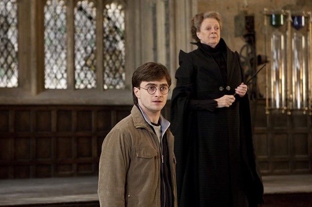 無論是劇集《唐頓莊園》(Downton Abbey),或於《哈利波特》(Harry Potter)電影系列中飾演麥教授(Minerva McGonagall),作品獲獎無數,角色更深植人心,無疑是「國寶級」演員的存在。 無論是劇集《唐頓莊園》(Downton Abbey),或於《哈利波特》(Harry Potter)電影系列中飾演麥教授(Minerva McGonagall),作品獲獎無數,角色更深植人心,無疑是「國寶級」演員的存在。
