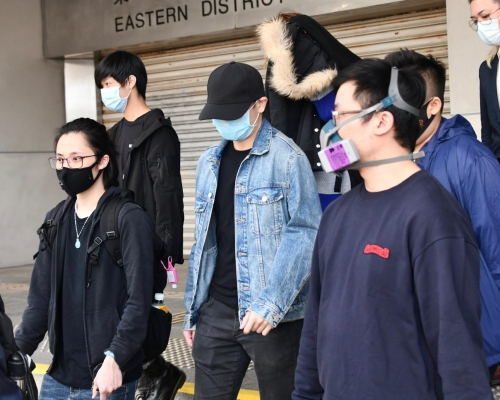 被告陳景勝(牛仔褸、戴帽者)。