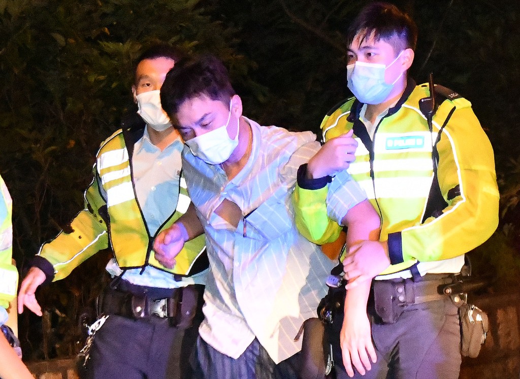 楊明稱撞車後感暈眩,由警員合力攙扶登上救護車。